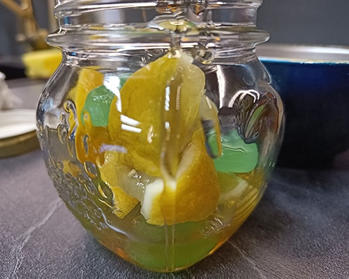 Maceración con miel y cítricos